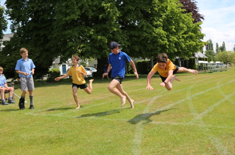 Dive to win Athletics